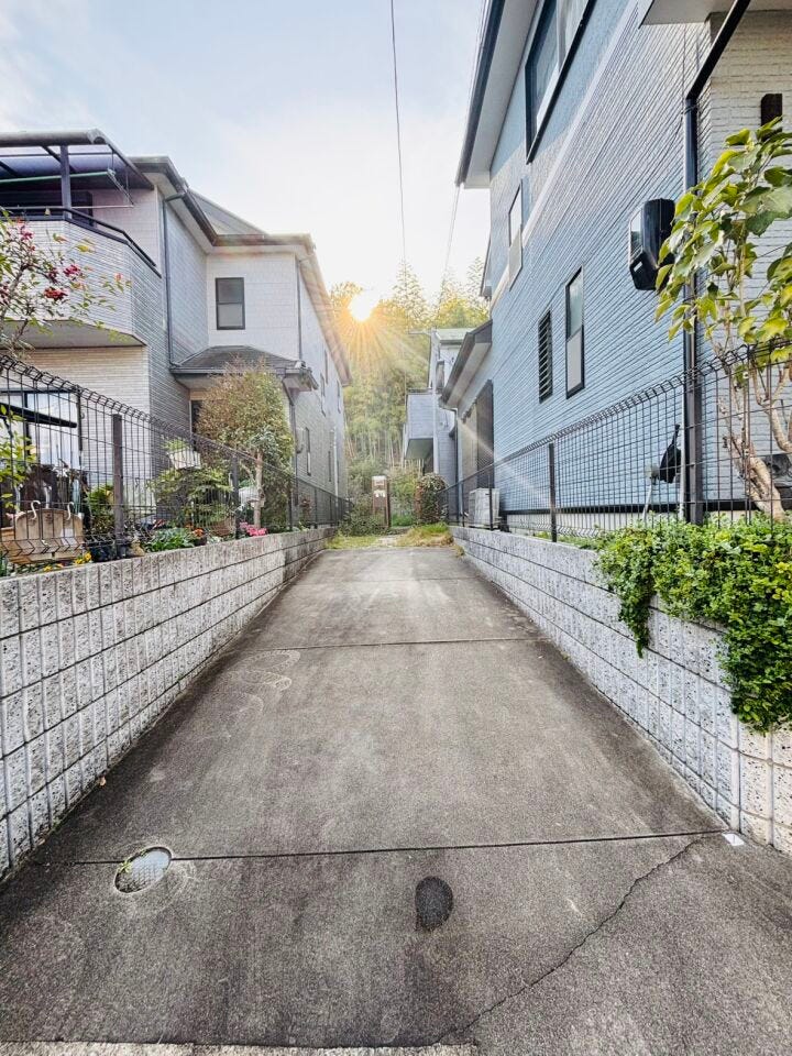 お子様が遊ぶのにもちょうどよさそうな広さの駐車スペースですね。