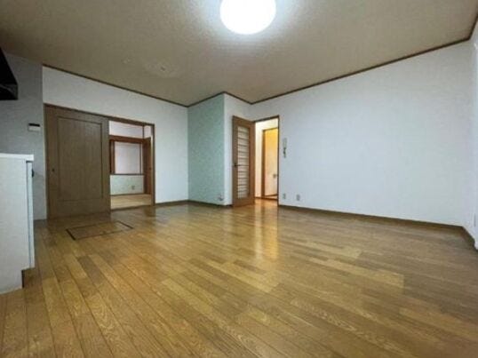 約13帖のLDKになります。ご家族の憩いの場にはぴったりな空間ですね。