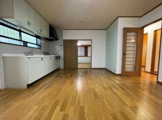 上にも下にも収納たっぷりなシステムキッチン!収納が多いと調味料や料理器具などを揃える楽しみも広がります。