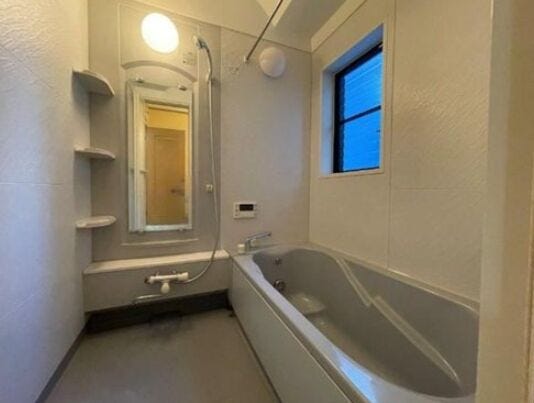 浴室はゆったり入浴できるサイズです。お子様と一緒に入浴しても余裕がありますね。