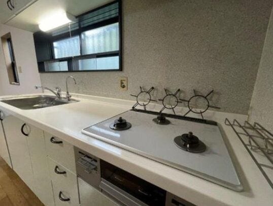 3口コンロを使用しているため、同時に複数の調理が可能です。