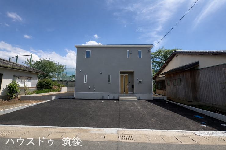 【外観】
モダンで洗練されたグレーの外観デザイン。前面道路からの見通しも良く、並列でゆったり駐車できるスペースです。
現在内覧可能です!