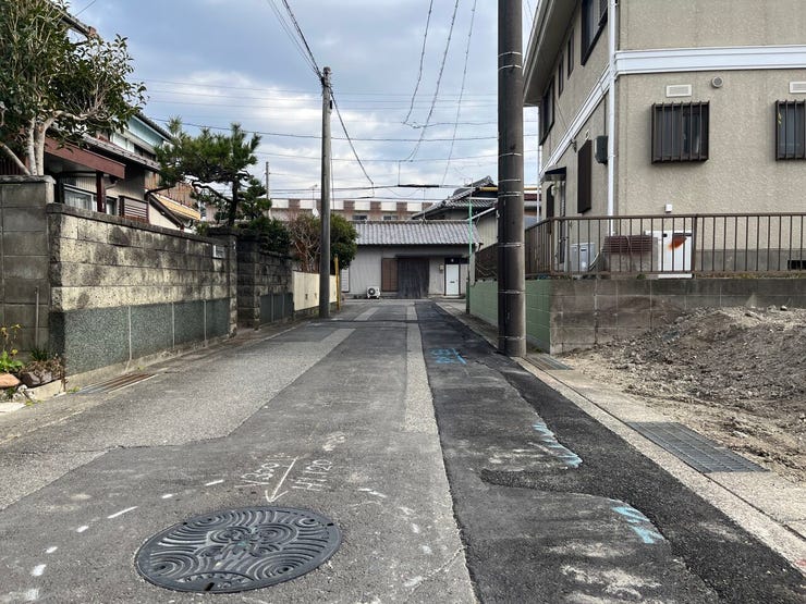 幅員約4mの前面道路です。車がすれ違うには厳しい道幅ですが、車はスピードを抑えて走行するので、お子様にも安全な道幅となっています。