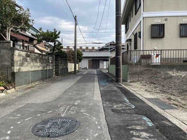 幅員約4mの前面道路です。車1台が余裕を持って通れる道幅です。車はスピードを控えるので事故率の軽減や歩行者も安心して通行できます。