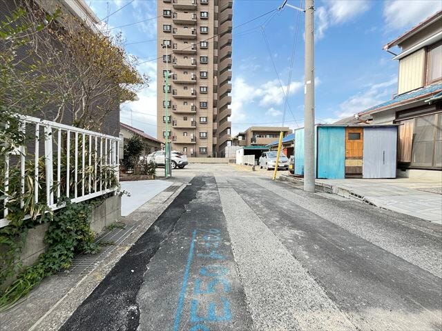 幅員約4mの前面道路です。車がすれ違うには厳しい道幅ですが、車はスピードを抑えて走行するので、お子様にも安全な道幅となっています。