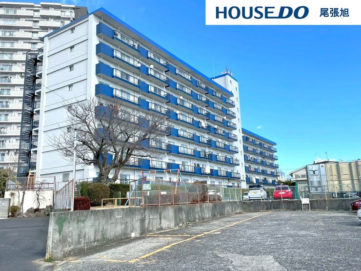 【建物外観】爽やかな青空の下に贅沢なほどに降り注ぐ陽光、豊かな居住性と、クオリティが見事に調和した住空間は、住まうことの喜びを感じさせてくれます。良好な住環境が保たれたエリアで新生活を過ごせます