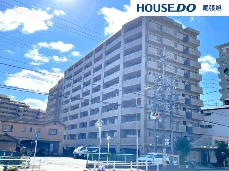 【建物外観】ホッと落ち着く親しみを感じさせてくれる外観。開放感があり、遮るものもなく気持ちのいい景色が広がります。お部屋にも爽やかな風と暖かく柔らかな日差しが差し込み、毎日の暮らしを豊かに彩ります。