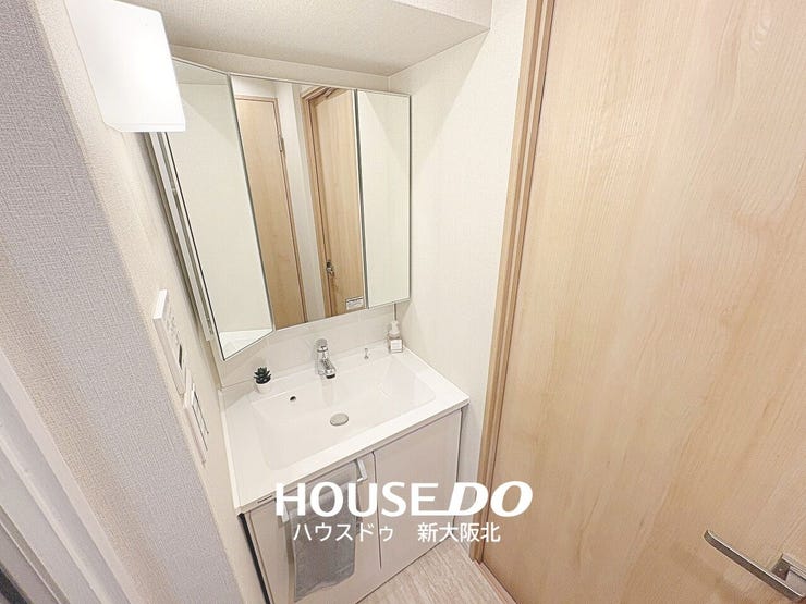 ■嬉しい三面鏡の洗面台!
■三面鏡は鏡の角度を変えることで様々な角度からメイクやヘアスタイルを確認することができるので、整容もはかどります!