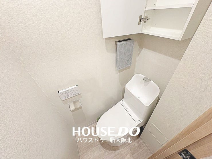 ■年中いつでも快適にご使用いただける温水便座付きトイレです♪
■収納には扉がついているのでトイレットペーパーのストックや掃除道具などもスッキリ収納できます!