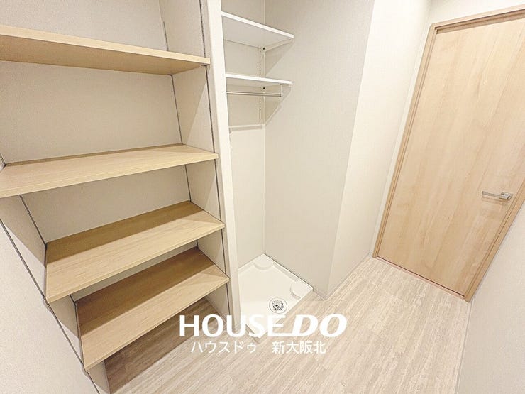 ■玄関から入った奥には洗濯室がございます!
■洗濯機置き場の他に、リネン庫としてお使いいただける可動棚もございます◎