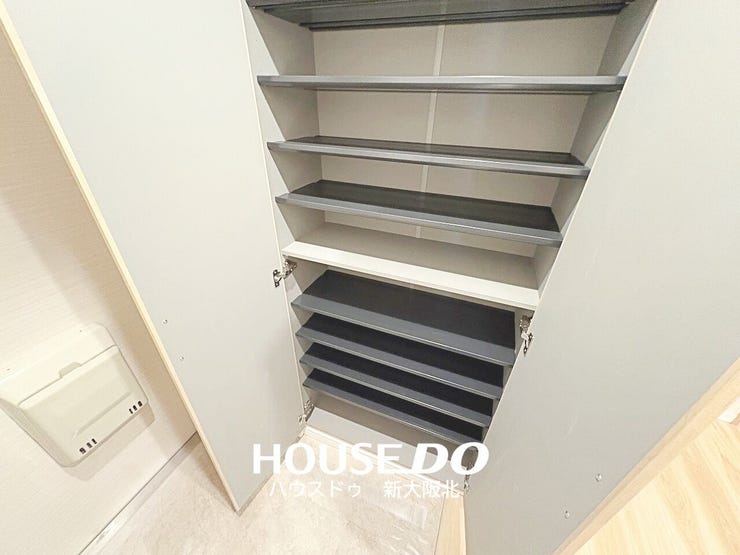 ■いつの間にか増えてしまうご家族の靴もたっぷり収納していただけるシューズボックス!
■段の高さ調節ができるのでヒールや高さのある靴も収納可能です!