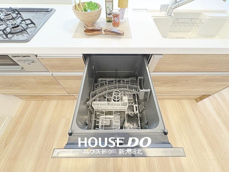 ■スライド式で食器の出し入れがしやすい食器洗浄乾燥機付き!
■高温洗浄で水では落ちにくい頑固な油汚れもスッキリ!
■食器も清潔に保てます!手荒れの心配もなく家事もはかどりますね!