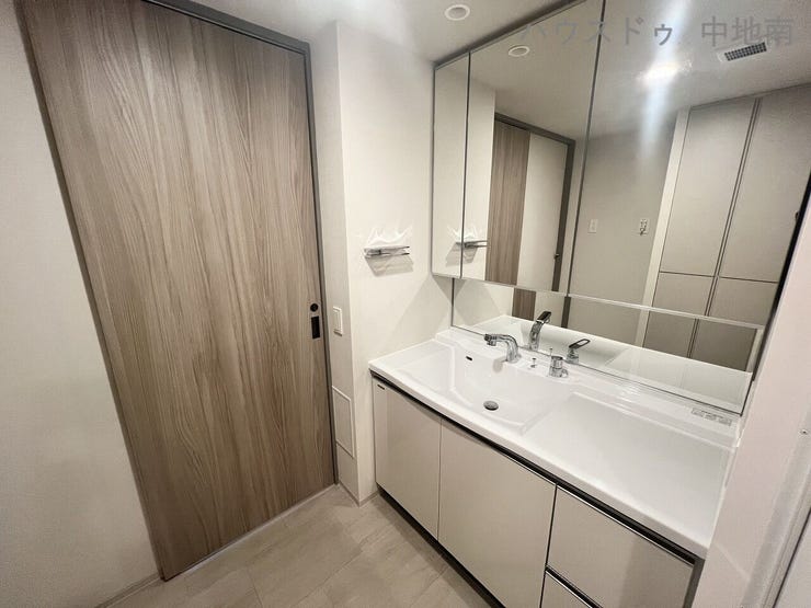 収納スペース充実の洗面化粧台♪