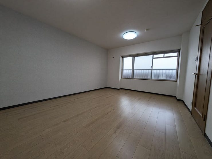 11.2帖の洋室
間仕切りを設ければ、独立した2洋室になります