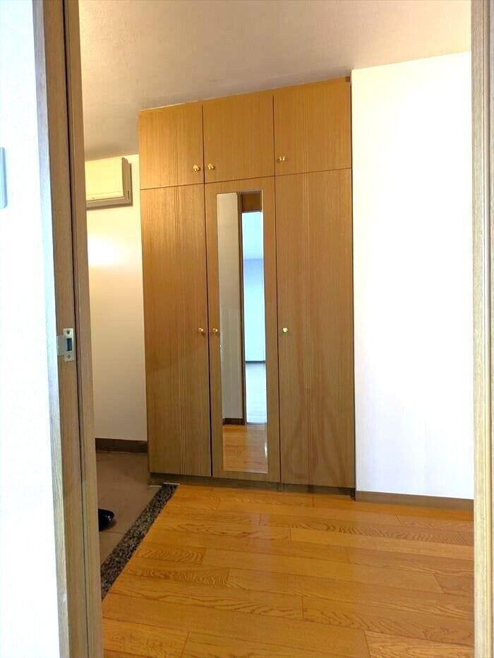 天井までの高さがあるたっぷり玄関収納。姿見がついているのも便利。