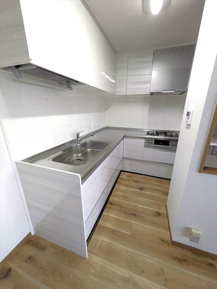 L字のシステムキッチンで作業導線が短くなります。