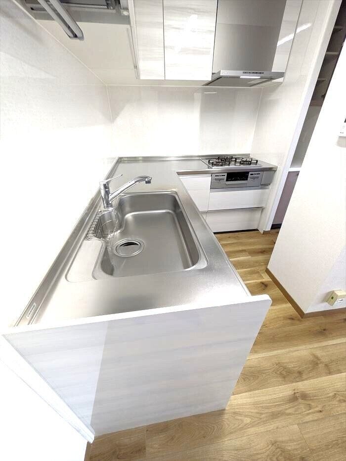 キッチン背面には、カップボードが付いています。家電がたっぷり置けるカウンターに、収納力豊富な吊り収納付きです。