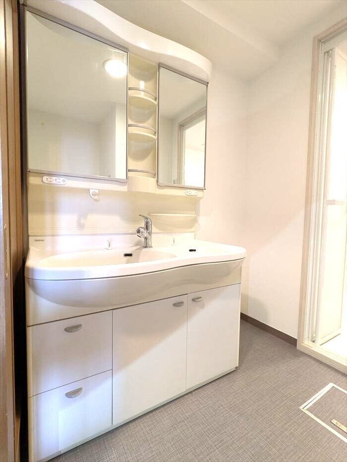 ダブルボウルの洗面台を設置
タオルや洗剤・シャンプーなどの買い置きを収納できるスペースがあり、物で溢れがちな空間も整理整頓できそうです