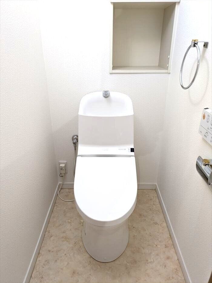 小物を飾れる棚が付いたお手洗い♪