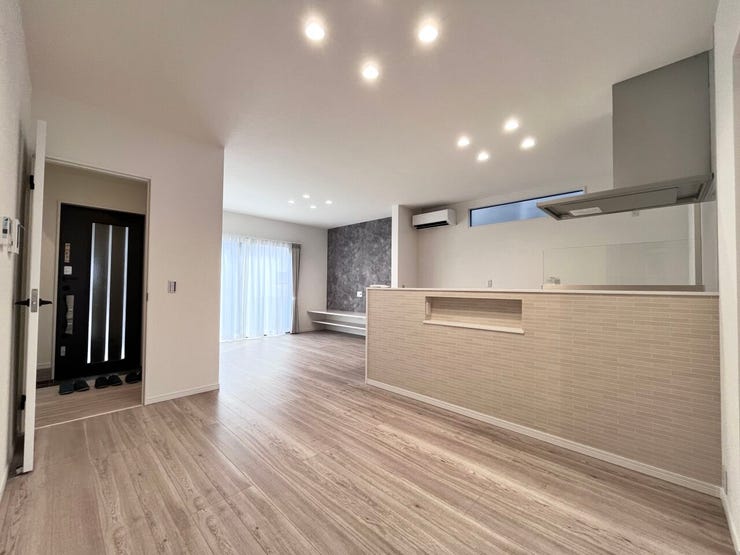 ■安らぎと笑顔の中心地■陽光が優しく降り注ぎ、会話が自然と弾む。ここでは、毎日が特別な時間へと変わります。