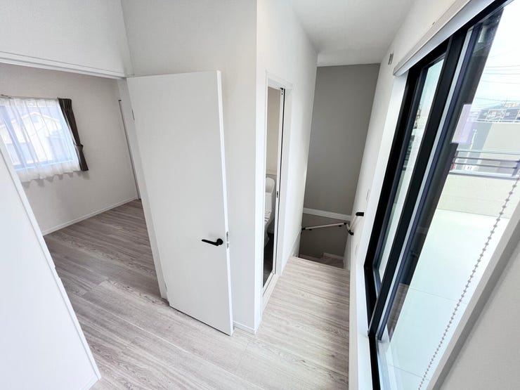 ■暮らしを繋ぐ、明るい動線■採光窓から光が差し込み、足元を優しく照らす。安全で快適な、家族の生活を支える縦の繋がりです。