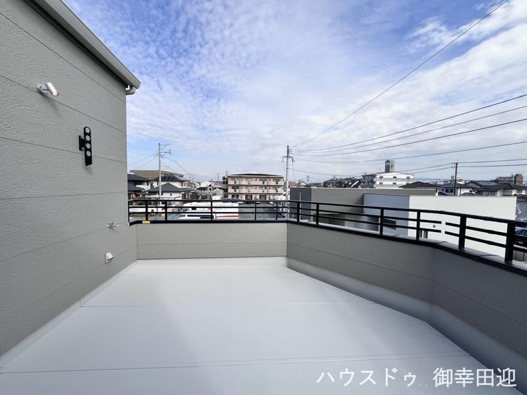 ■空の下の開放的な特等席■日光浴や読書、外の空気を感じながらリフレッシュ。暮らしを豊かにする、もう一つの心地よい空間です。