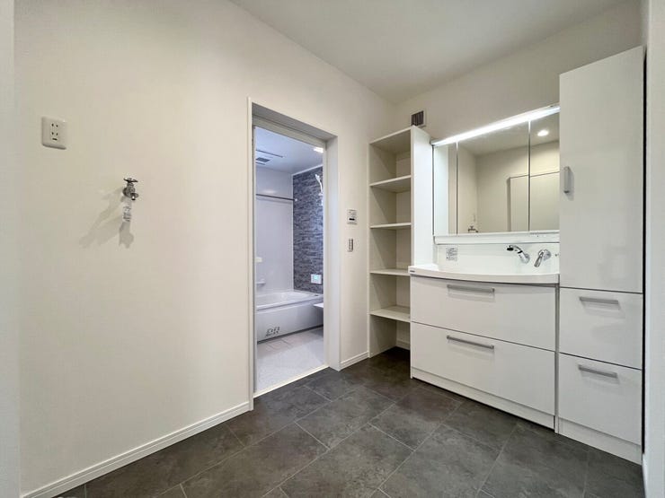 ■清々しいリフレッシュ空間■自分を磨き、気持ちを切り替える。心地よい光が差し込むプライベートスペース。