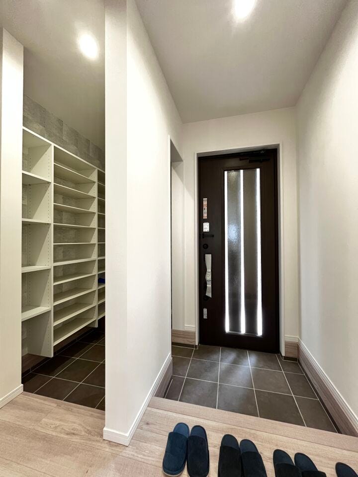 ■「ただいま」の安堵をくれる場所■訪れる人を迎え入れ、帰るたびにホッと一息つける、明るく機能的なエントランス。