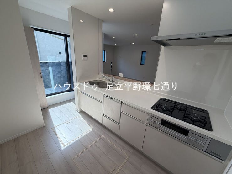 対面式システムキッチンでリビングを見渡せます。三口コンロ付きで料理もはかどります。