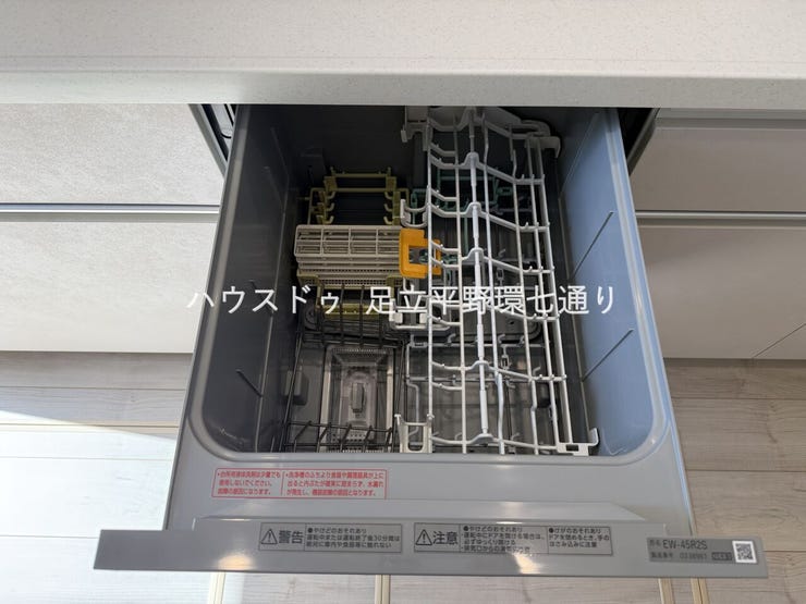 ビルトイン食洗機付きで家事の時短を実現。手荒れ対策にも嬉しい設備です。