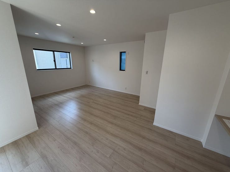 ダウンライト採用の広々LDK。開放感のある空間で家族団らんの時間をゆったり過ごせます。