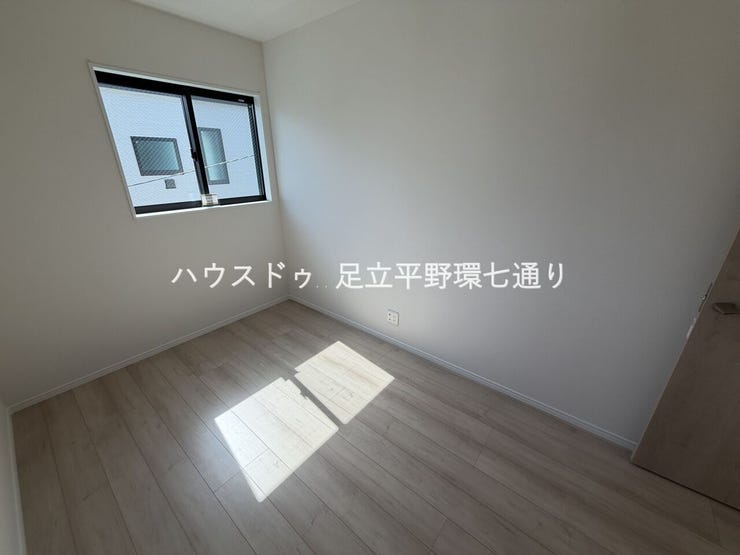 二面採光で風通しの良い居室。シンプルな内装で家具のレイアウトもしやすい空間です。