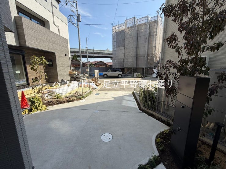 駐車スペース確保済み。前面スペースも広く、車の出し入れもスムーズです。