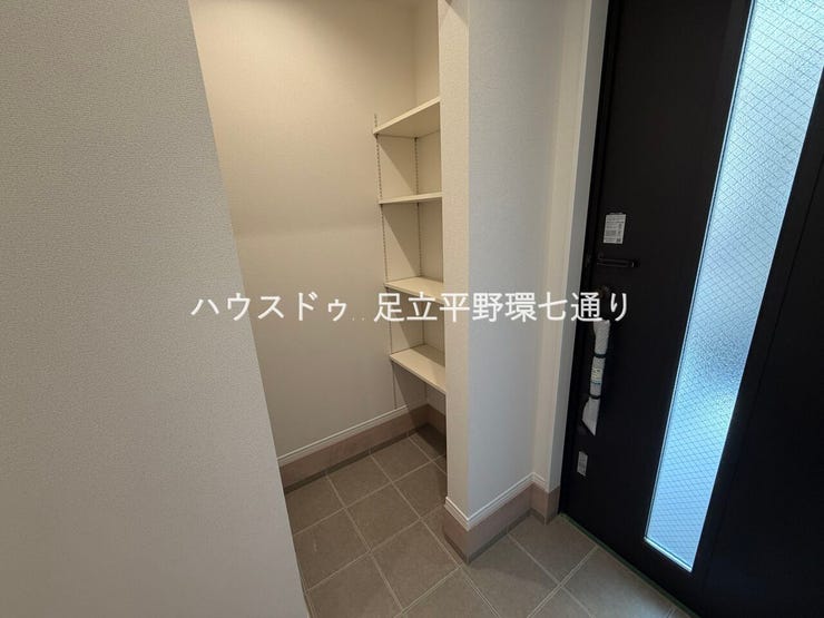 可動棚付きシューズクローク。ベビーカーやアウトドア用品も収納可能です。