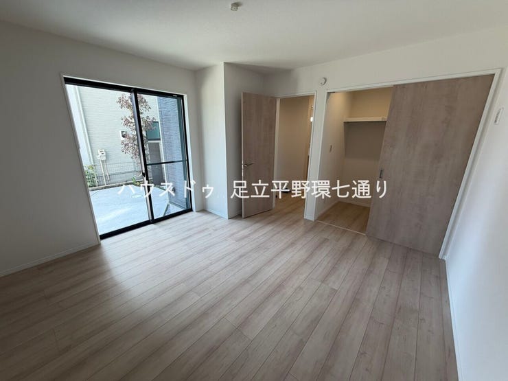 大きな掃き出し窓のある明るい洋室。収納付きでお部屋をすっきり保てます。