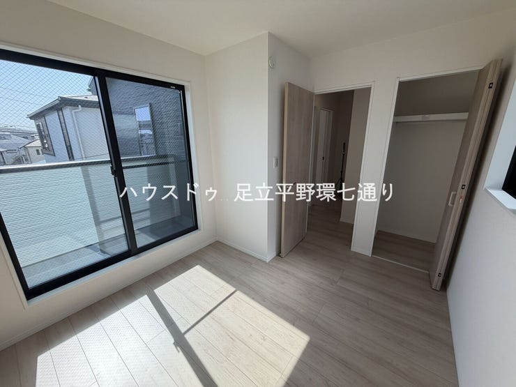 大きな掃き出し窓からたっぷりの陽光が差し込む明るい洋室。バルコニーに面し開放感も良好です。