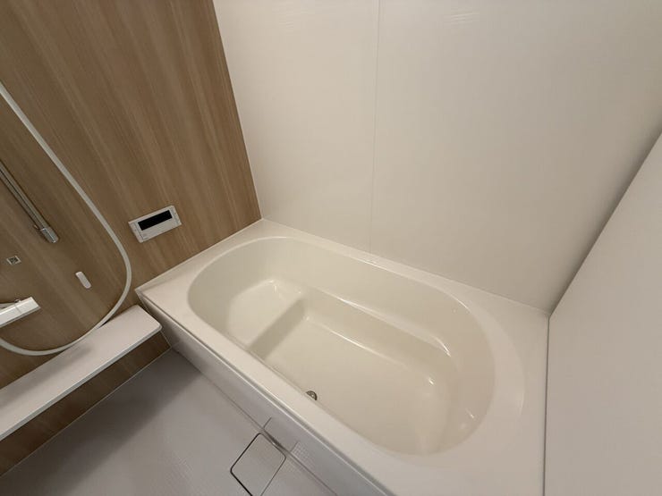 落ち着いた木目調アクセントパネル採用の浴室。ゆったり浸かれる浴槽で一日の疲れを癒せます。