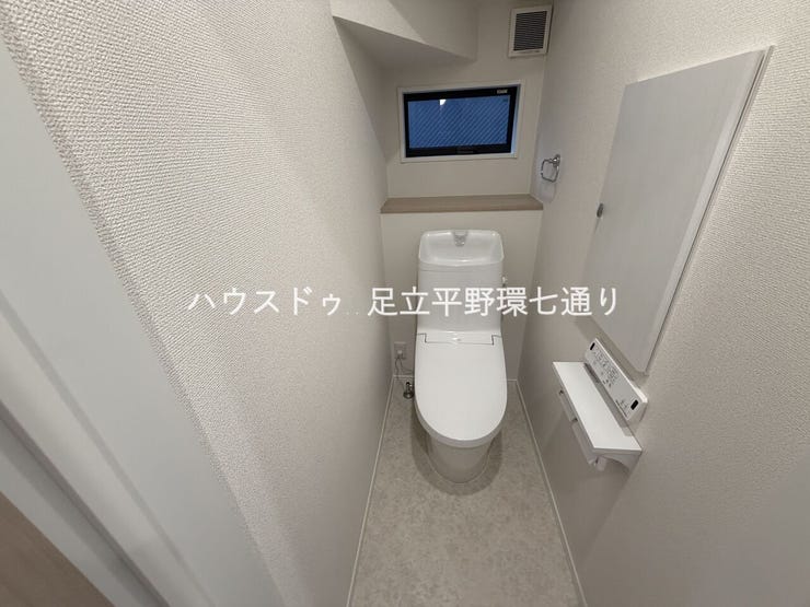 小窓付きで換気もしやすい清潔感あるトイレ。温水洗浄便座付きで快適にお使いいただけます。