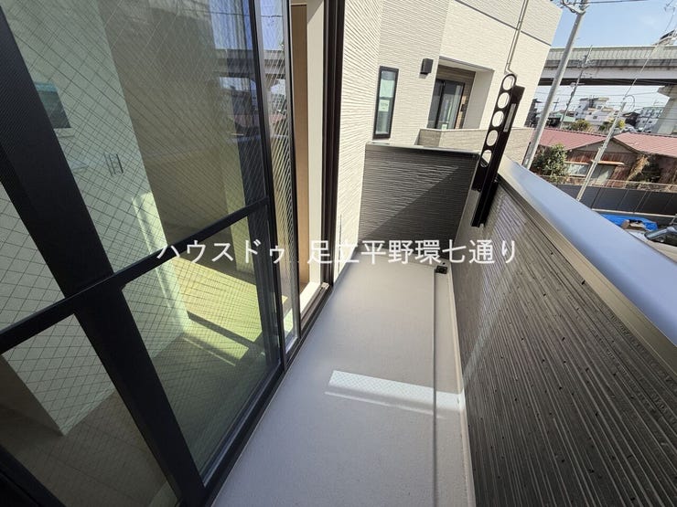 南向きバルコニーで日当たり良好。洗濯物も気持ちよく乾かせます。