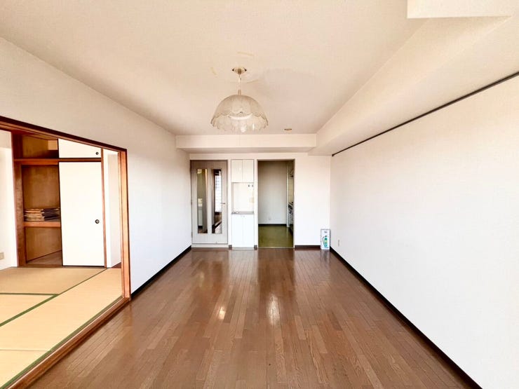 【リビング】
奥行きのあるリビングは、家具配置がしやすい間取り。住まいの中心として使いやすい空間です♪