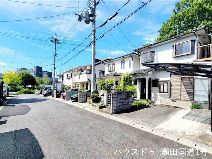 周囲に高い建物がなく、開放感のある道路です。