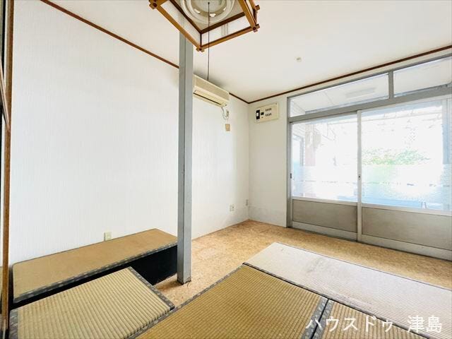 キッチン側から見た土間。シャッターを開けておくと外から直接出入りできます。