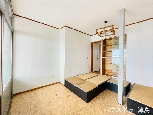 北西側から見た土間。ベンチなどの長椅子を置いて、団らんスペースに。