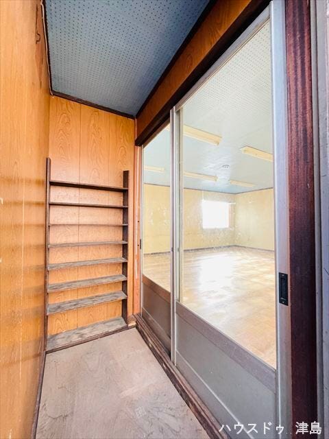 2階事務所の前スペース。シューズボックスが設置されています。ガラス扉のため室内の様子が見やすいです。