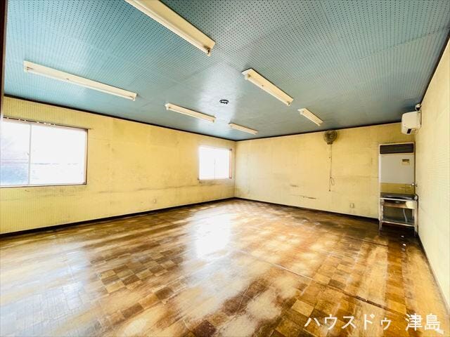 2階事務所。東側から見た室内。南に広く面しているため明るいスペースです。