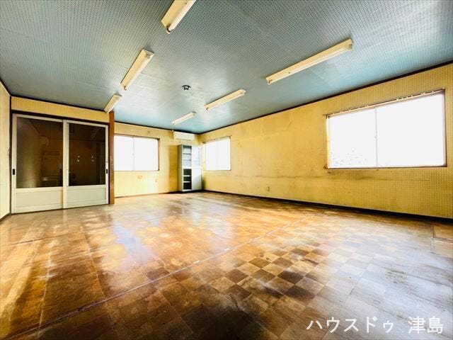 2階事務所。北西側から見た室内。クーラーが2ケ所設置されているためオールシーズン快適です。