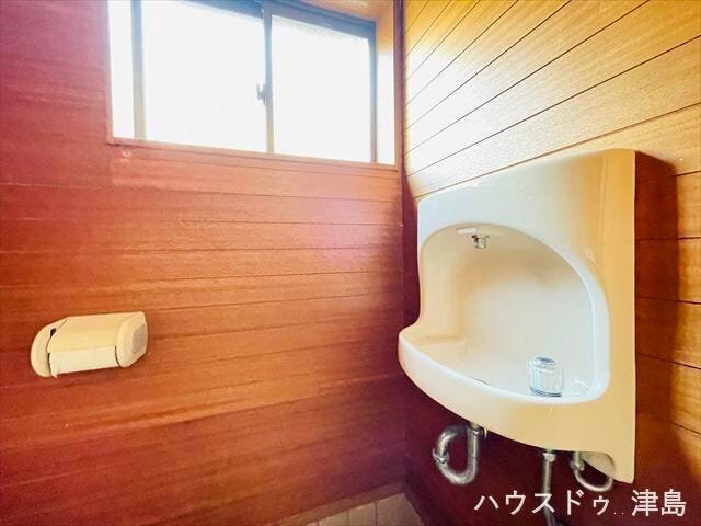 トイレ手洗い器。しっかりと手洗いができ衛生的です。
