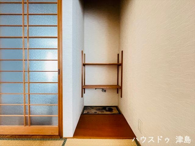 8帖和室の南東には茶室の用意や茶器の洗浄などがスムーズにできる水屋を設置。和のアンティークを飾るスペースにもいいです。