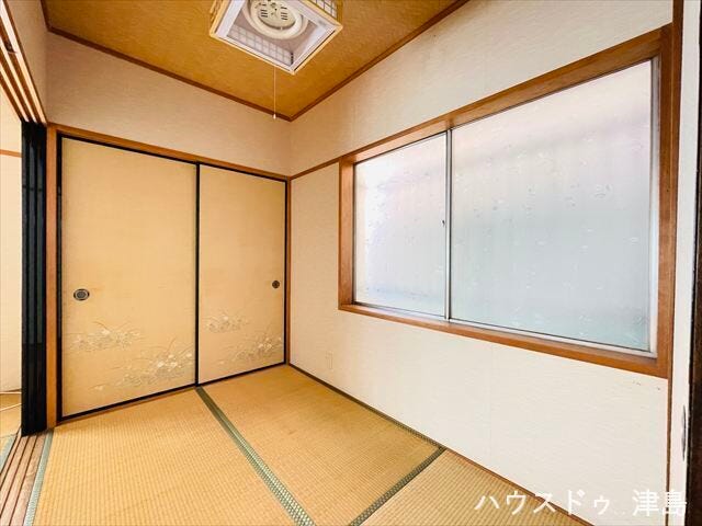 3帖和室。8帖洋室とキッチンに隣接しているため多用途な使い方が可能です。