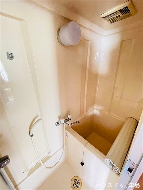 コンパクトですが浴室が設置。絵画や習字などで汚れたりしたらシャワーで洗い流せますね。